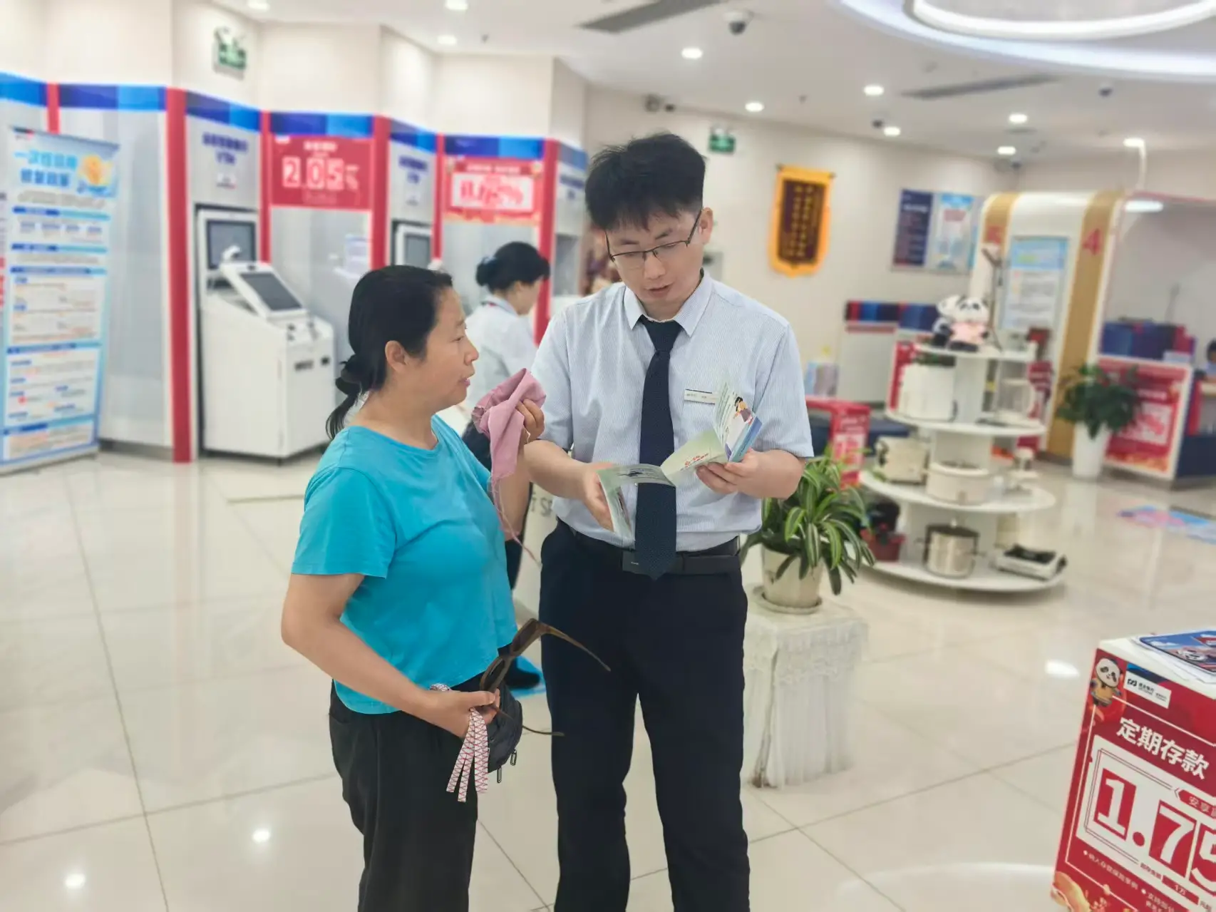 理性投保护权益 金融惠民守平安——浦发银行小寨支行开展理性投保宣传活动