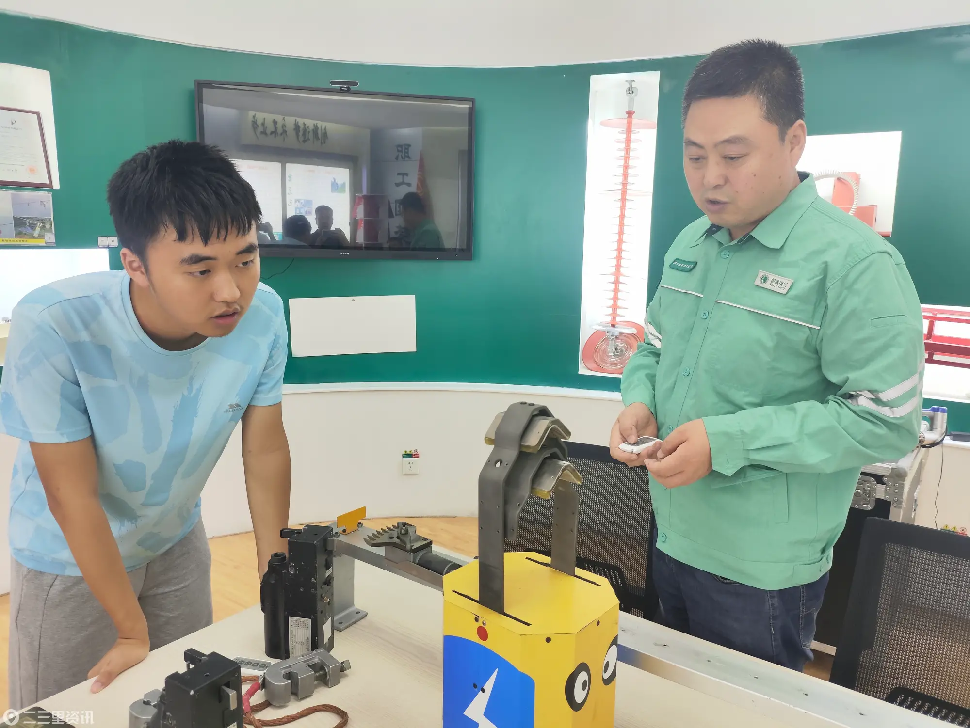 知行践悟守初心 青春聚力电力梦——华北电力大学电力知行实践队对话大国工匠：周红亮