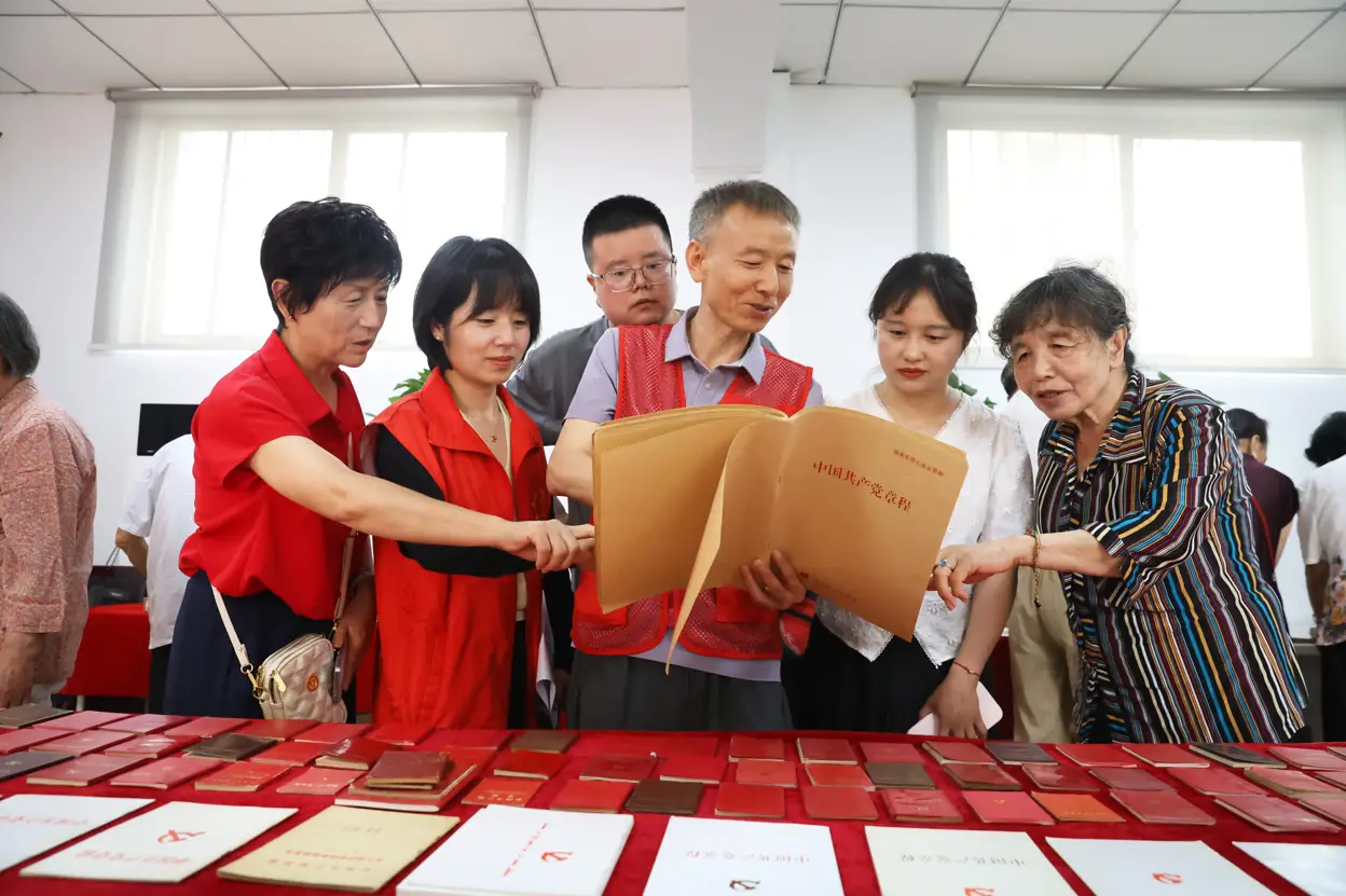从“雷锋迷”到“活雷锋”，以点滴善举汇聚红色暖流  ——周建华事迹