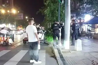 宜宾一男子闹市区持双刀恐吓路人 警方紧急处置 行凶者被当场抓获