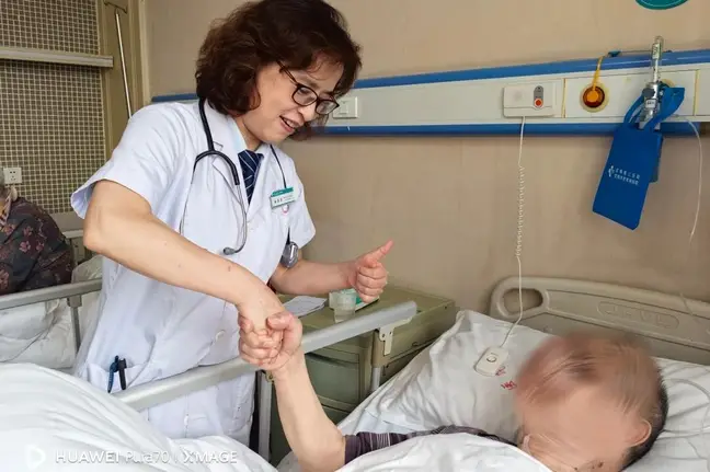 宝鸡第三医院：耄耋老人遇上90后医护，看病不止治病，更护老人尊严