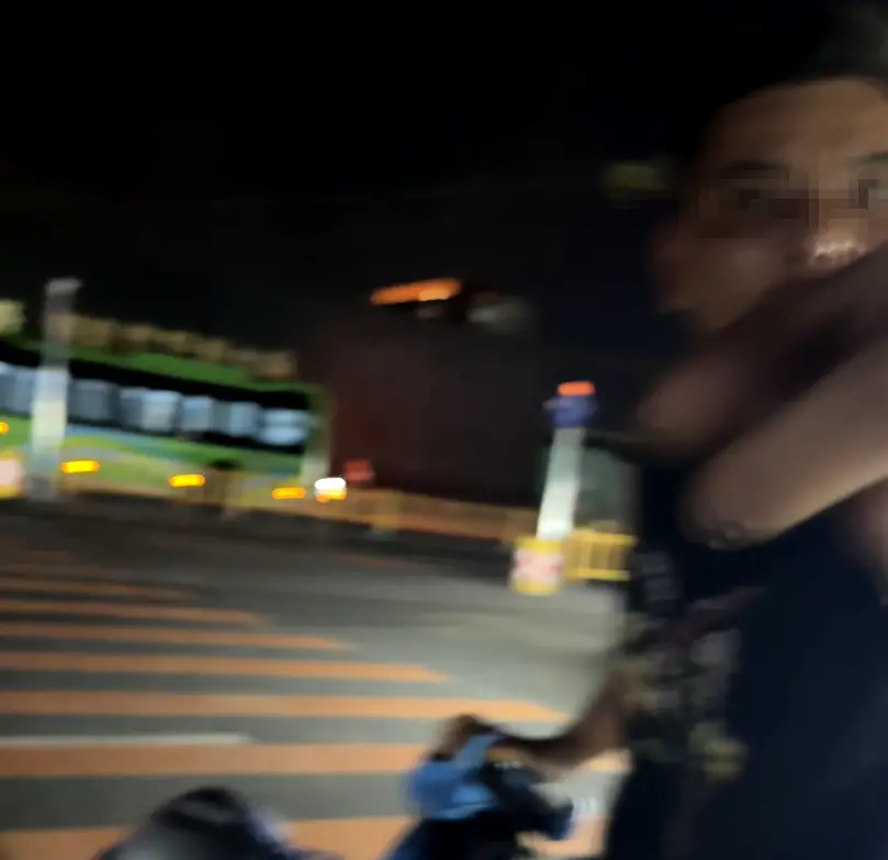 女子称晚上骑车遭两名男子骚扰辱骂，“对方眼神轻蔑，还向我吐口水”，浙江嘉兴警方回应：正在跟进