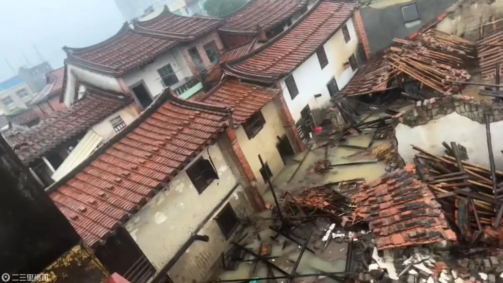 受降雨影响福建莆田一民房二层发生坍塌，村委会称被困村民较多，尚有村民未转移，街道办表示求助电话多，不掌握救援情况