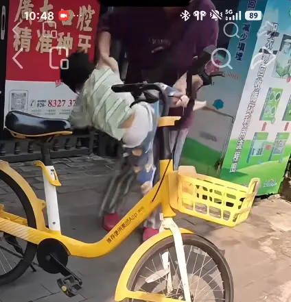 广州一女子当众甩打幼童并丢进车筐，派出所回应已找到当事人，处理过了