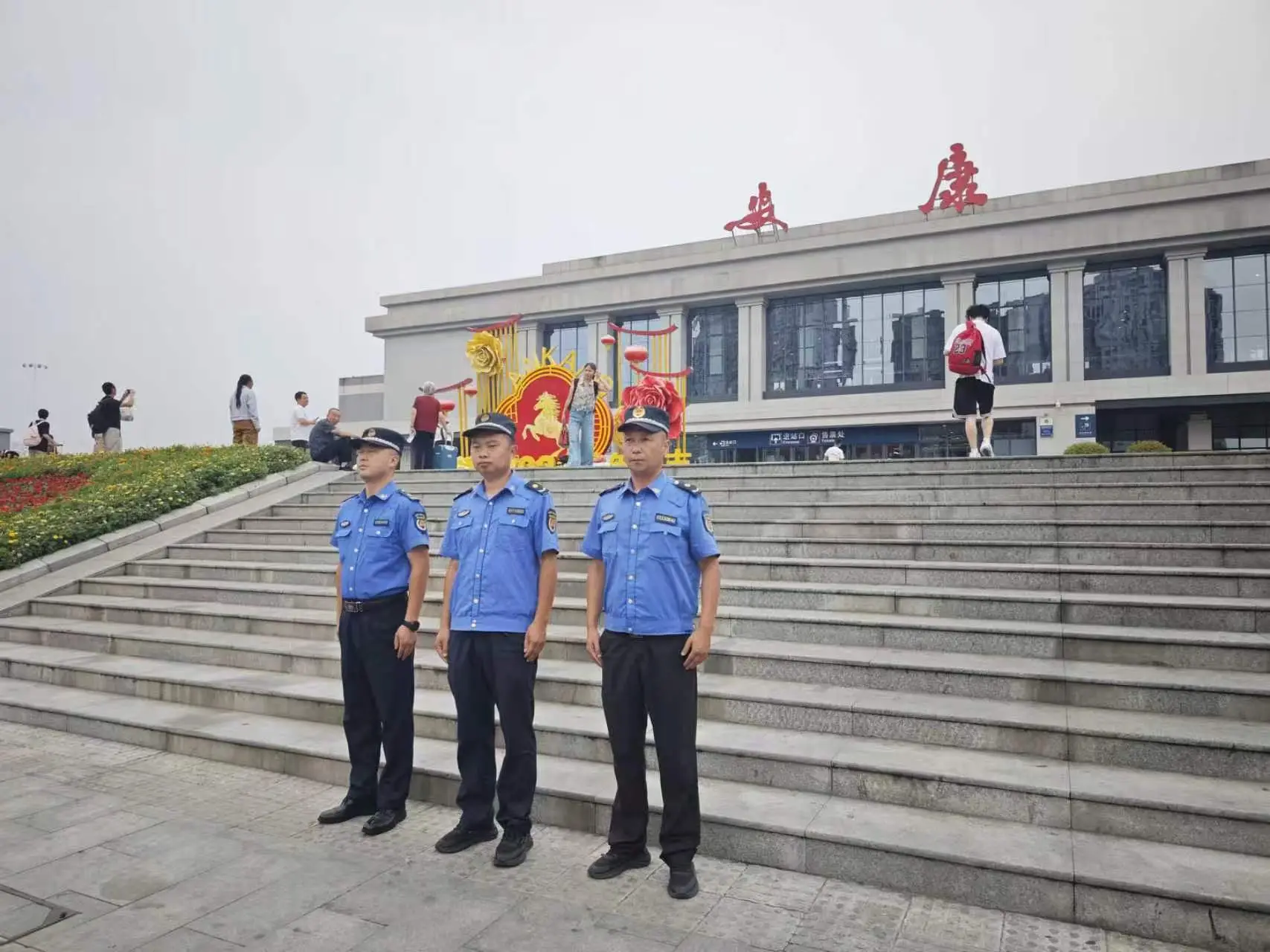 喜迎高铁时代 整治市容环境——汉滨城管全力擦亮城市迎客新名片