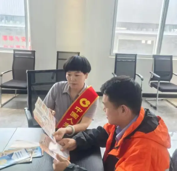 中国人寿汉中分公司走进铺镇工业园区申通快递 开展金融消费者教育宣传周活动