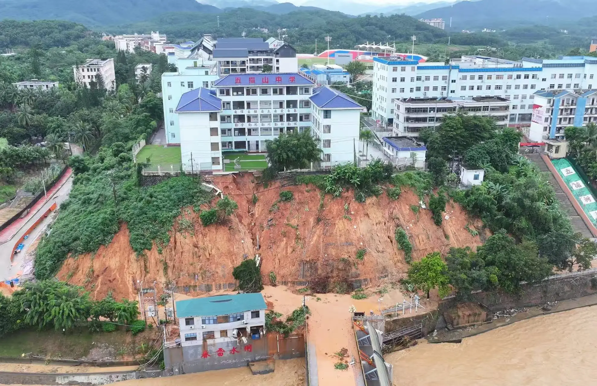 海南五指山暴雨致中学门前边坡塌方   学校回应：等待研判后决定复课时间 应急管理局：暂无人员伤亡