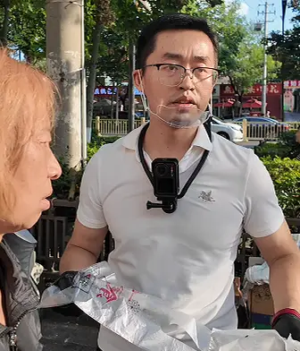 爱出者爱返，福往者福来，西安夫妻医院门口送爱心餐，吸引一群追随者，他们说 “不求回报，只求心安”