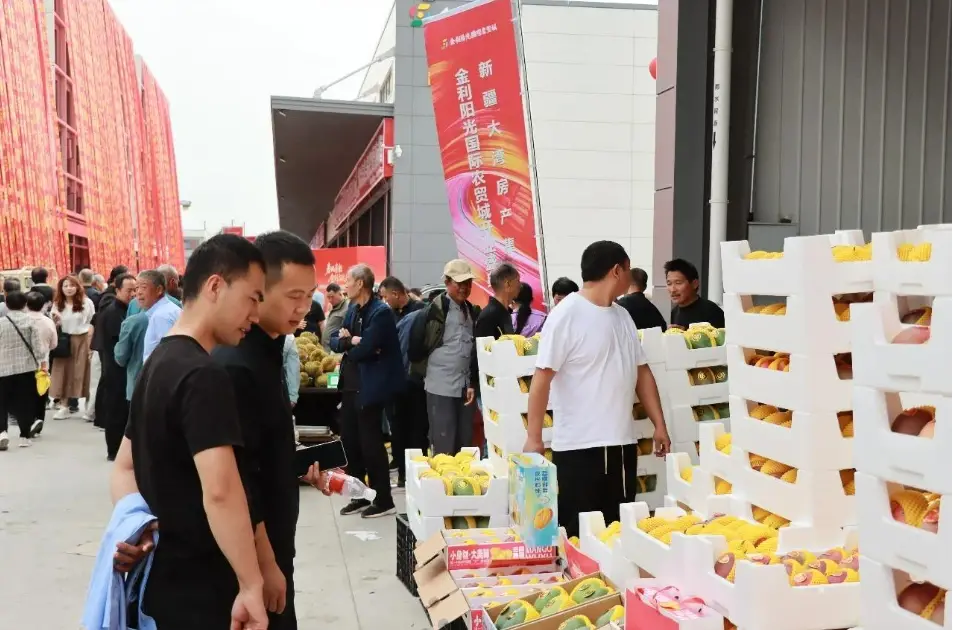 “双节”来临 咸阳一国际农贸城开门迎客