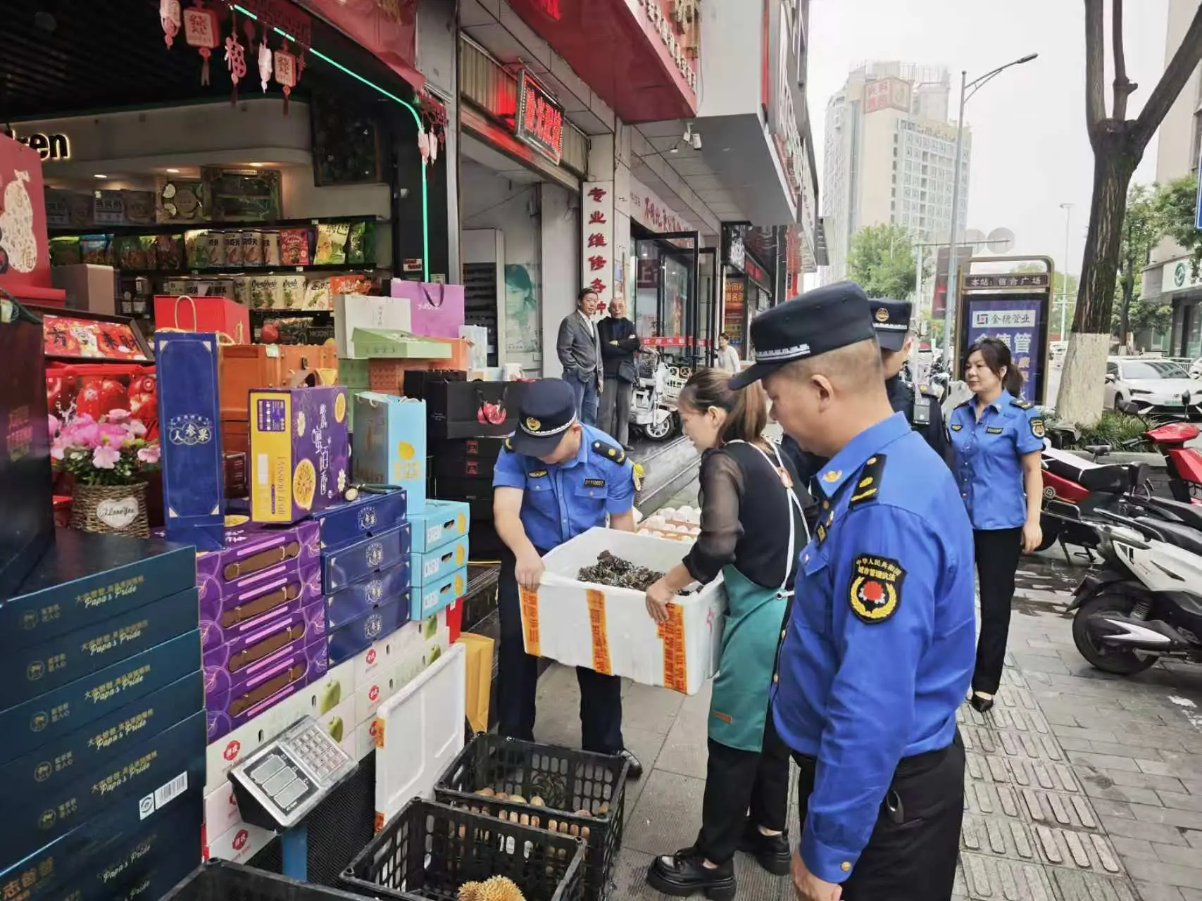 擦亮城市窗口！汉滨城管全力备战高铁通车、双节保障