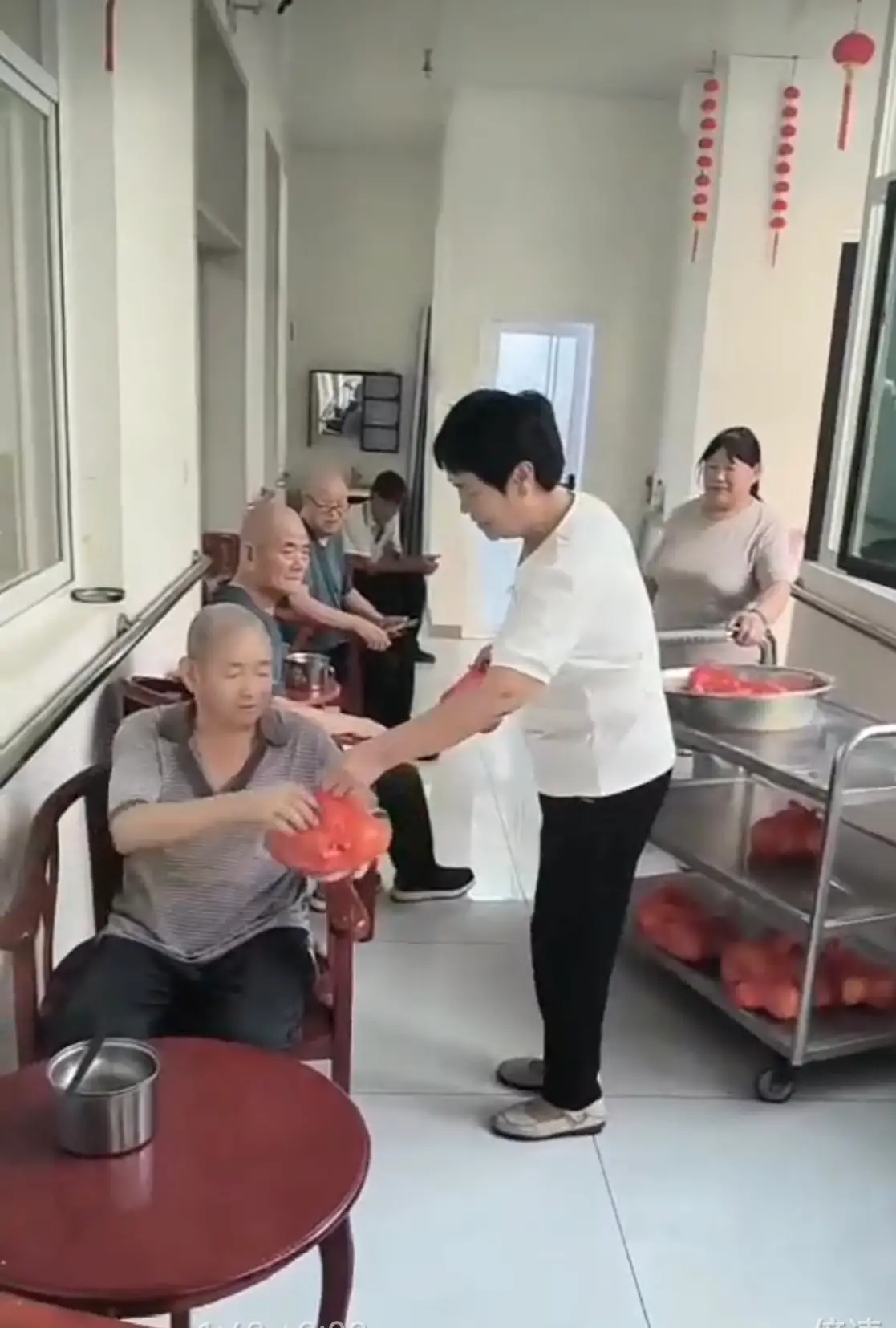 中秋至  送温情 吃苹果  尝月饼 河北村养老院笑语盈盈