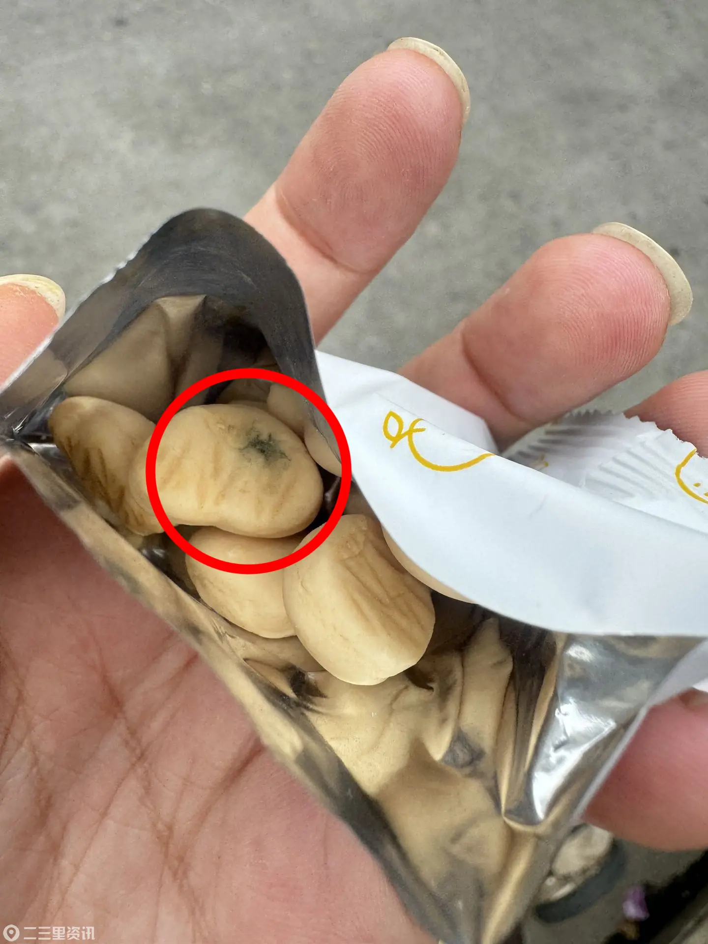合肥一宝妈网购宝宝馋了饼干，拆出发霉饼干，品牌方回应同批次质检合格，已联系寄回样品