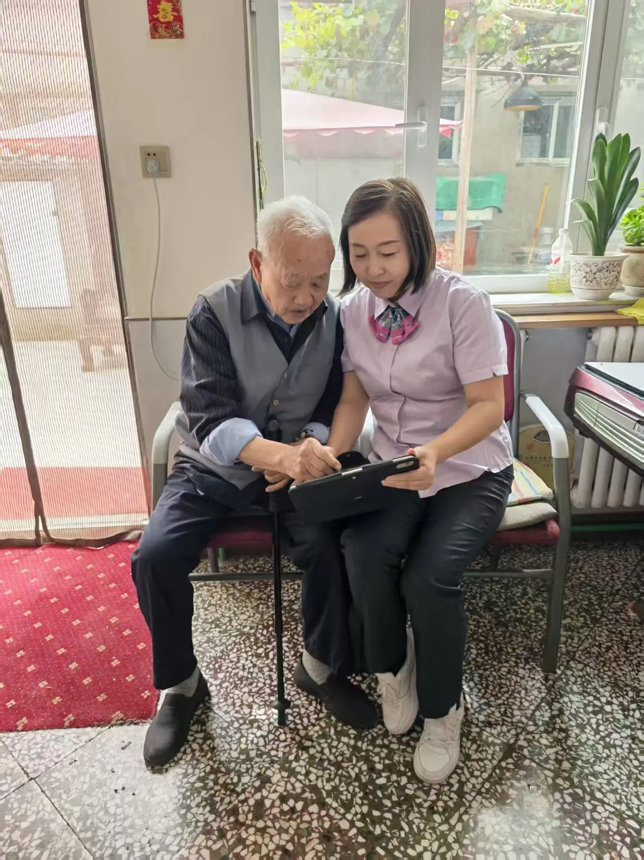 上门服务解民忧 暖心服务暖桑榆——农行榆林城区支行打通便民金融服务最后一公里