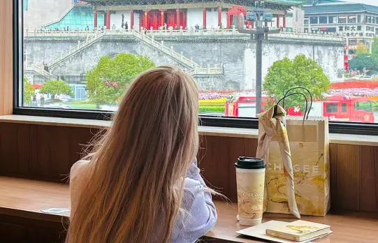 霸王茶姬陕西区域限定茯茶焕新上市，让千年茯茶走进当代茶饮