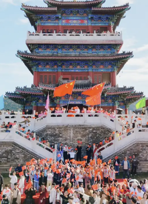 潼关一景区游客自发大合唱《我和我的祖国》现场感染力十足