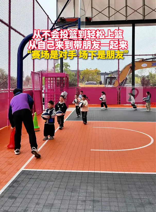 从不会投篮到轻松上篮 从自己来到带朋友一起来 “赛场是对手 场下是朋友”