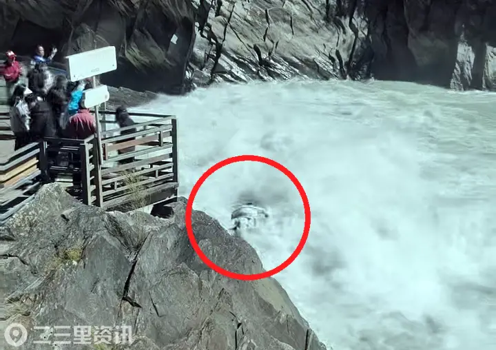网友称虎跳峡景区有人坠入金沙江，香格里拉虎跳峡景区称无此事，系旧视频，虎跳峡镇政府回应确有此事，仍在搜救