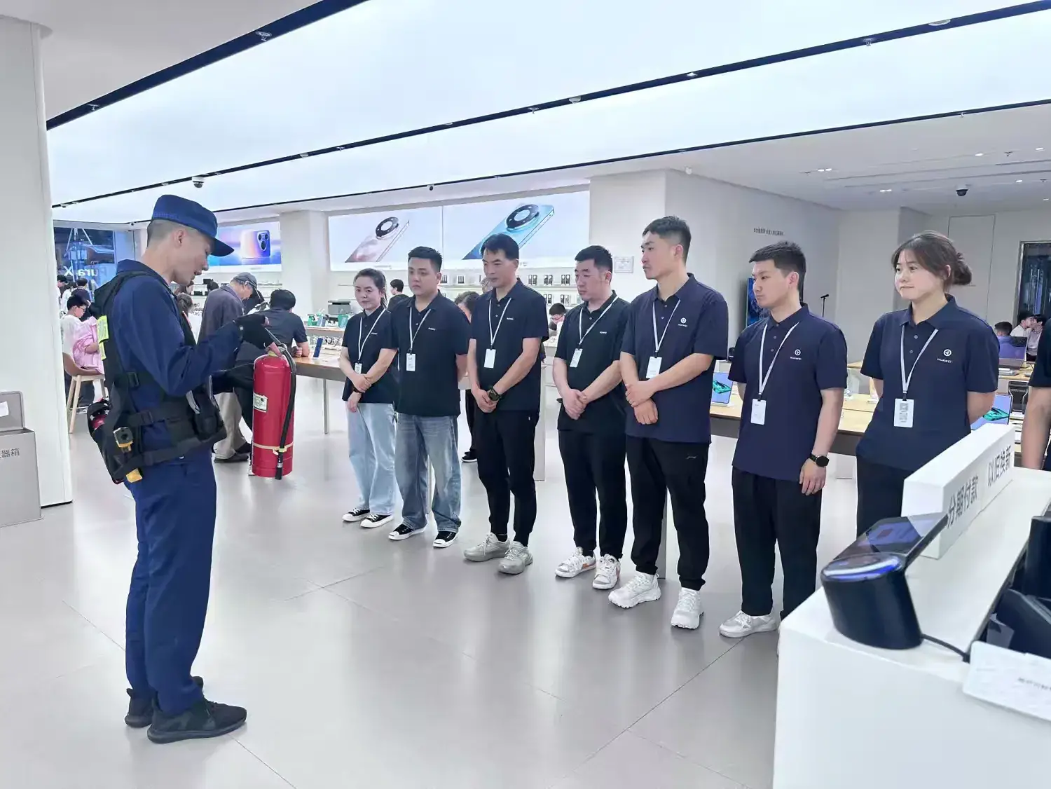 西安市莲湖区消防救援局开展经营型场所消防安全宣传培训及检查指导