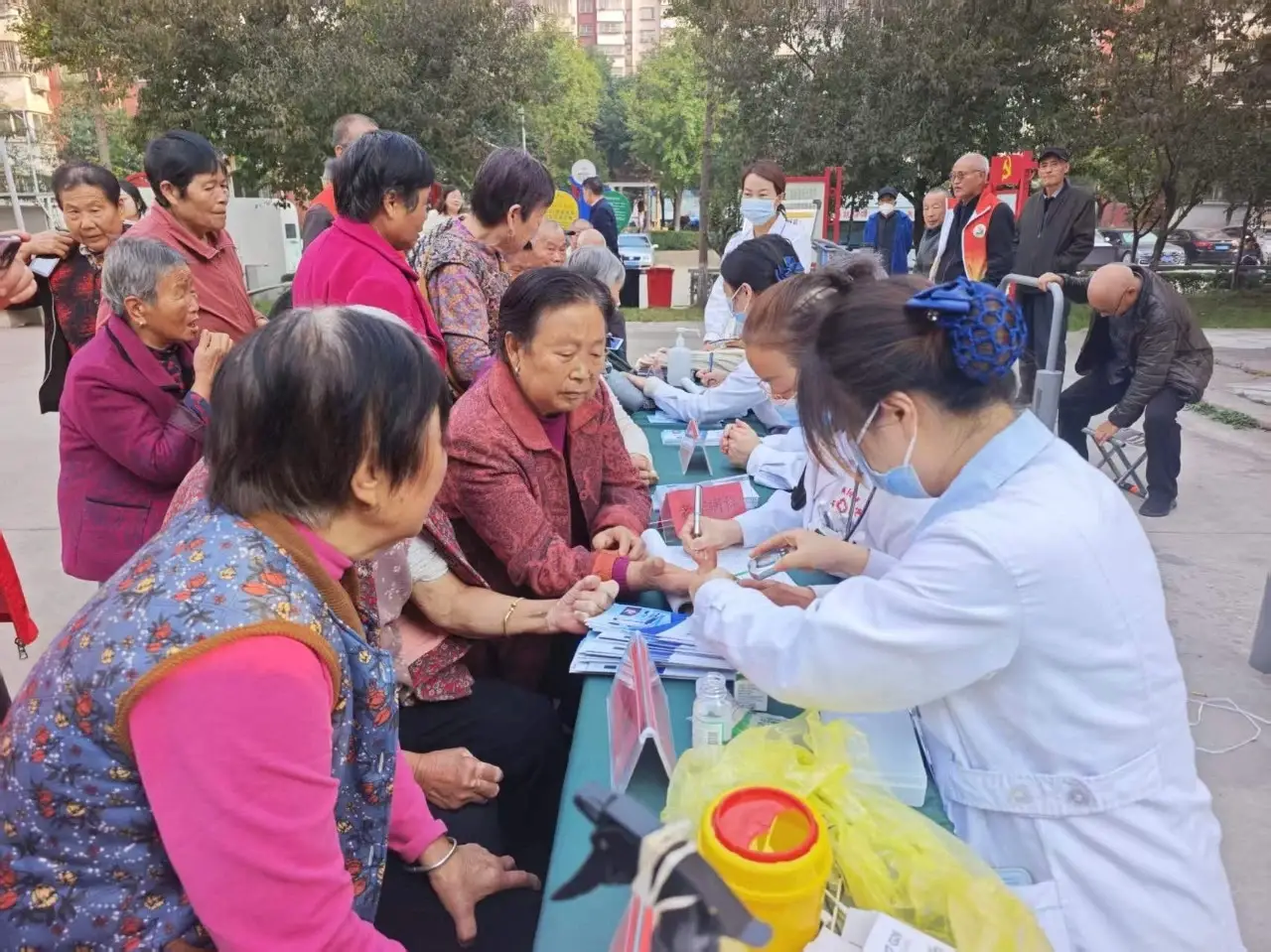 剪头发、打太极、送眼镜 杨凌重阳节这波活动暖了老人心