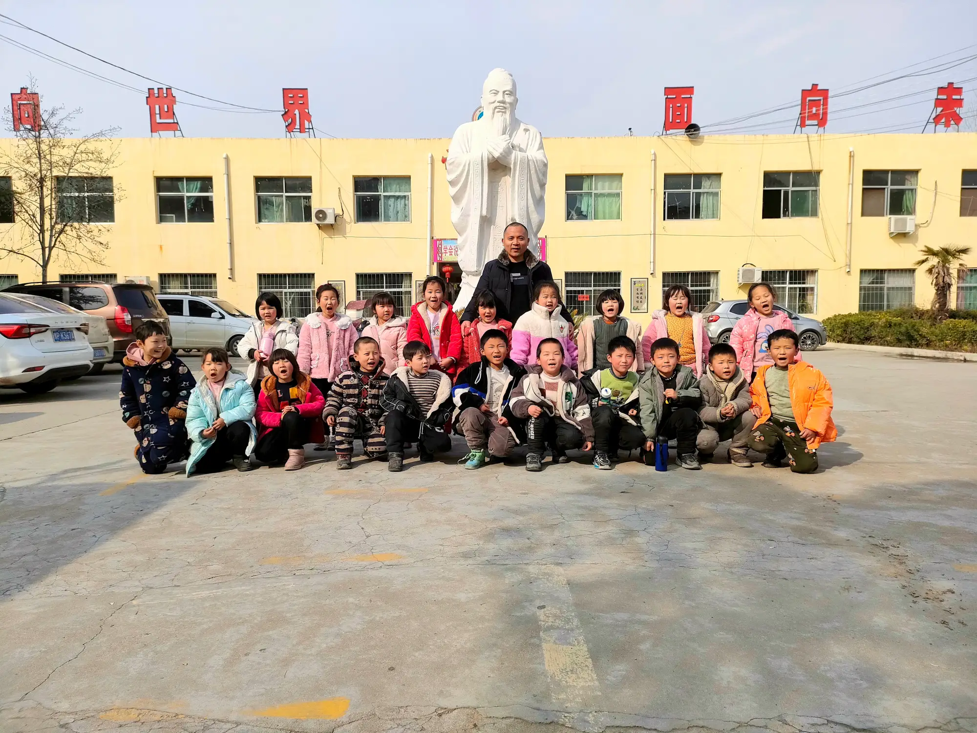 没有豪华设施，只有土地和田野，从武术指导拍电影到公益办学，河南“农民工校长”马刚的26年，“想告诉孩子们：校长还在，家还在！”