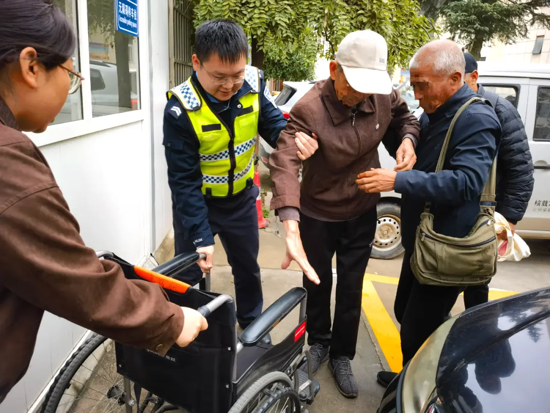 “杨凌警察好！” 老人逛会摔倒骨折 杨凌交警紧急送医救治
