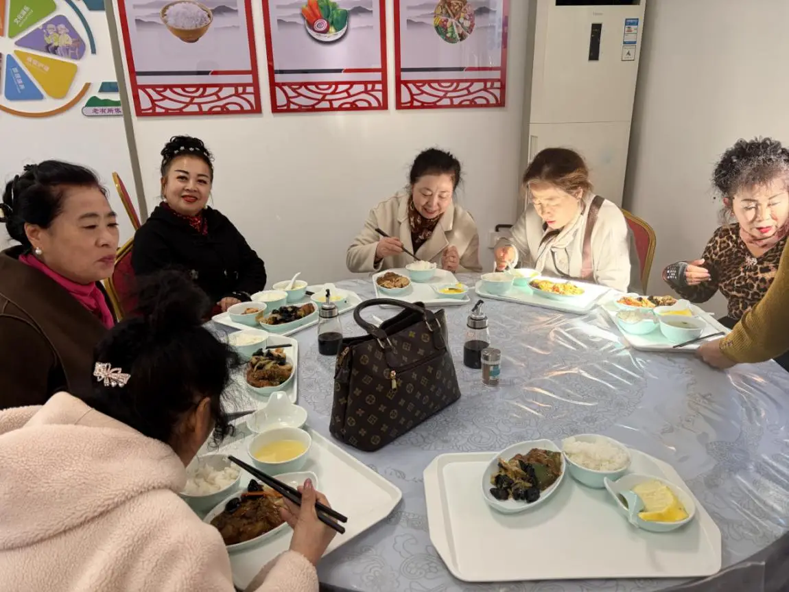 一餐热饭情系桑榆  ——德惠市民政局机关食堂变身助老餐厅