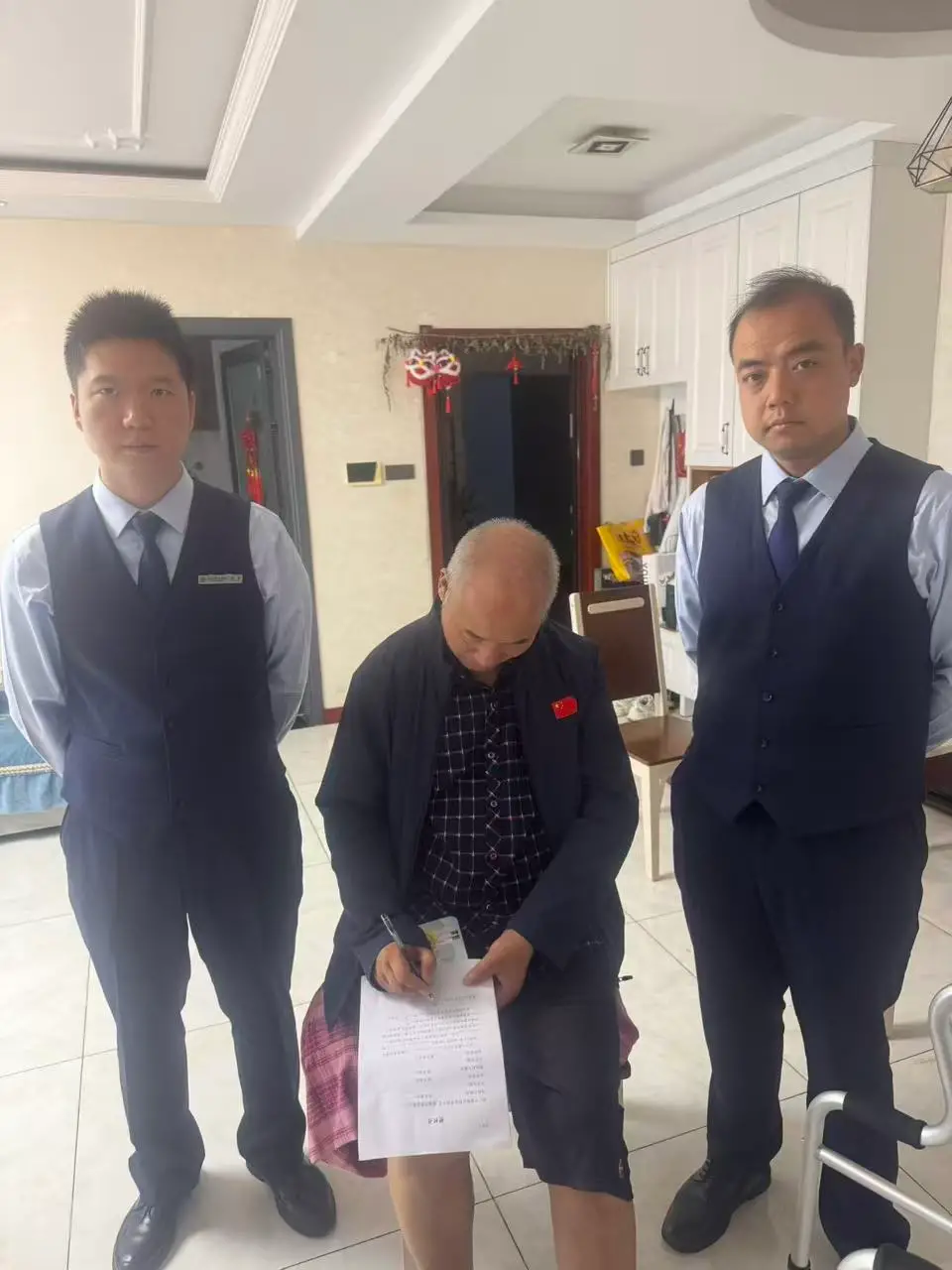 中国银行韩城市普照路支行为高龄老人上门办理社保卡业务